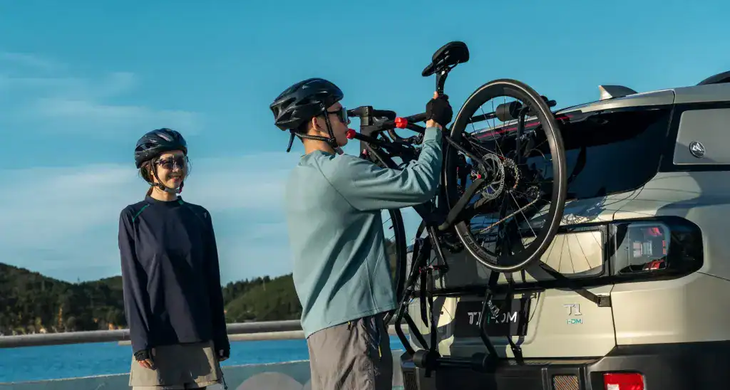 Cargador de bicicletas eléctrica portátil en coche para viajes y aventuras.
