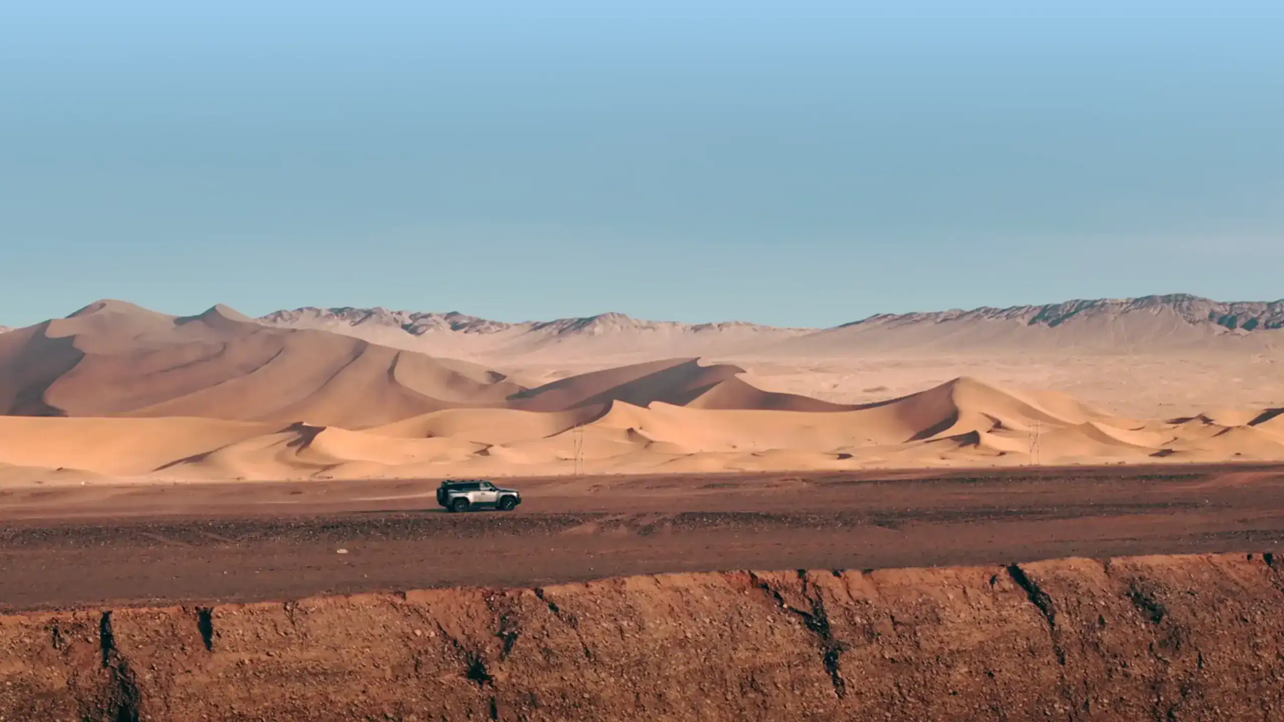 Vehículo en el desierto de dunas, Autocom, contacto.